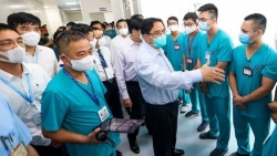 Премьер-министр Фам Минь Чинь проверил полевой госпиталь высшего уровня по лечению пациентов с коронавирусом на севере страны