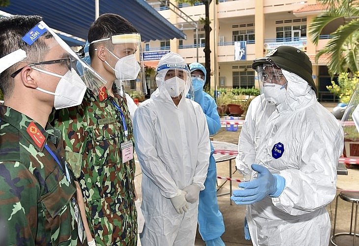 Премьер-министр Фам Минь Чинь по видеосвязи проверил работу по профилактике и борьбе с эпидемией COVID-19