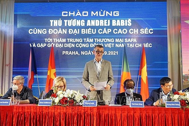 Премьер-министр Чехии высоко оценивает отношения с Вьетнамом и позиции вьетнамской диаспоры