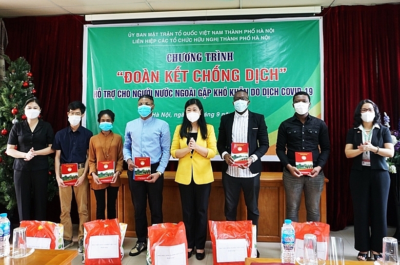 Поддержка иностранных студентов Вьетнамской сельскохозяйственной академии, сталкивающихся с трудностями из-за эпидемии COVID-19