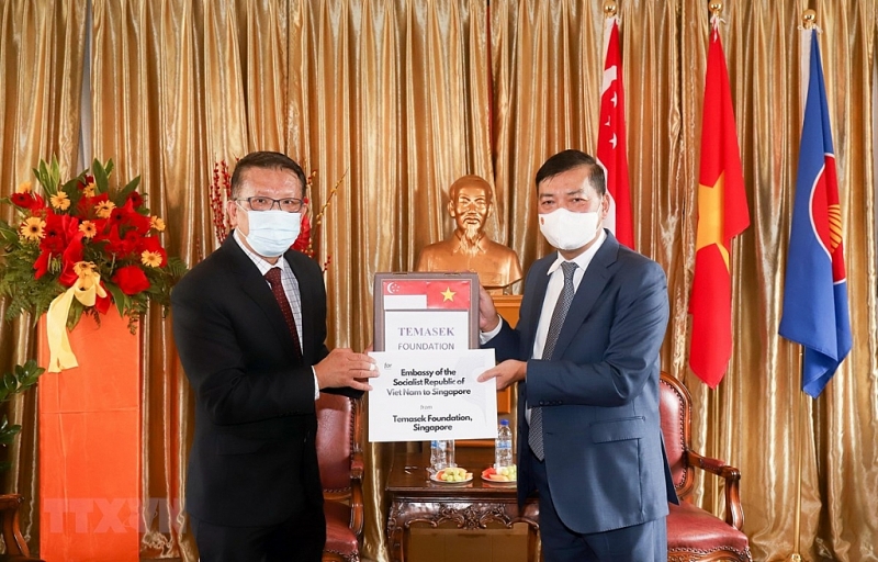 Фонд «Темасек» передал Вьетнаму в дар аппараты ИВЛ и противоэпидемические средства защиты