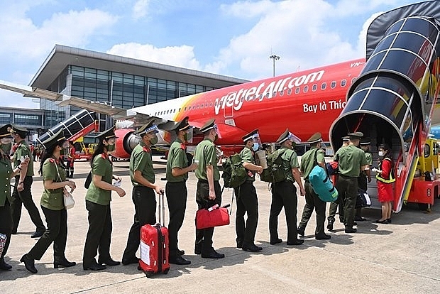 Vietjet доставил около 1.000 сотрудников милиции в Хошимин для поддержки борьбы с COVID-19