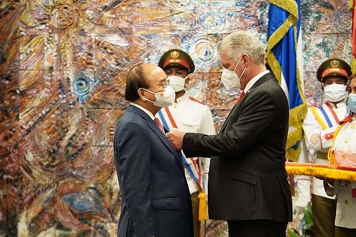Президент Кубы вручил президенту Вьетнама Нгуен Суан Фуку орден Хосе Марти
