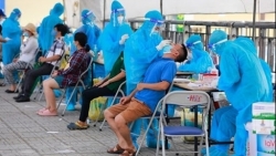 Количество выявляемых в результате массового тестирования жителей города Хошимина носителей коронавируса резко снижается