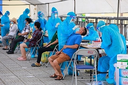 Количество выявляемых в результате массового тестирования жителей города Хошимина носителей коронавируса резко снижается