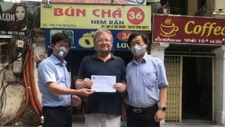Общество вьетнамско-российской дружбы в Ханое вручило подарки российскому учителю, который столкнулся с трудностями из-за эпидемии COVID-19
