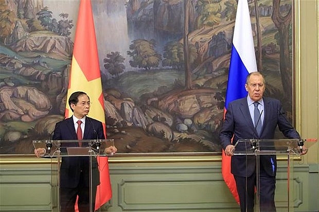 Главы МИД Вьетнама и России провели переговоры и совместную пресс-конференцию