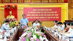 Председатель НС СРВ Выонг Динь Хюэ провел рабочую встречу с парткомом провинции Хатинь