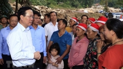 Президент Вьетнама Во Ван Тхыонг вручил подарки семьям, пострадавшим от наводнений
