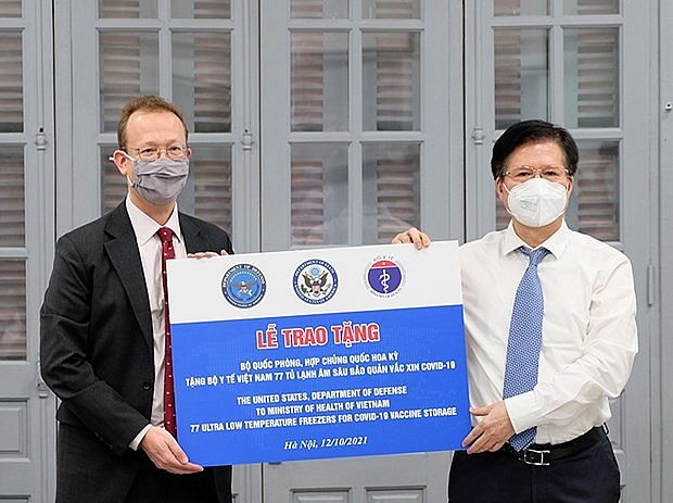 США передали Вьетнаму 77 морозильных камер для хранения вакцин против коронавируса