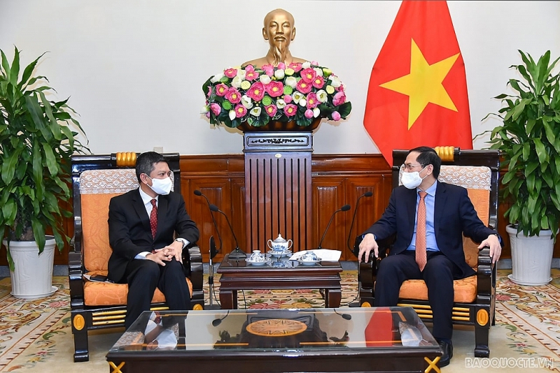 Министр иностранных дел Вьетнама Буй Тхань Шон принял посла Индонезии Денни Абди