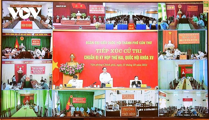 Фам Минь Тинь и депутаты парламента города Кантхо провели онлайн-встречу с местными избирателями