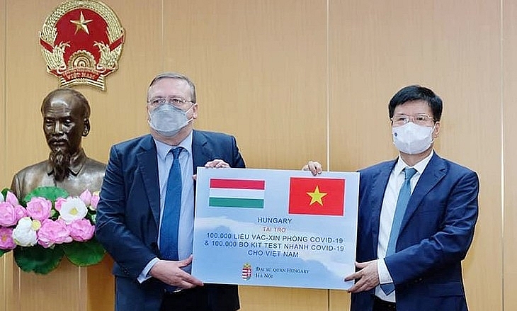 Венгрия передала Вьетнаму 100 тысяч доз вакцин