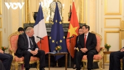 Премьер-министр Вьетнама встретился с председателем Сената Франции Жераром Ларше.