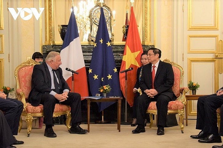 Премьер-министр Вьетнама встретился с председателем Сената Франции Жераром Ларше.
