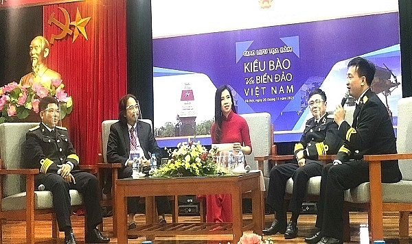 Прошел симпозиум «Вьетнамцы за границей обращают взор на море и острова Родины»