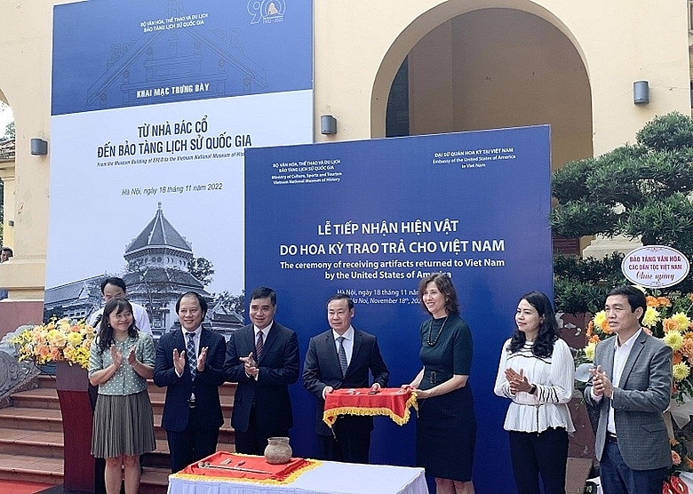 США вернули в Национальный исторический музей Вьетнама предметы антиквариата