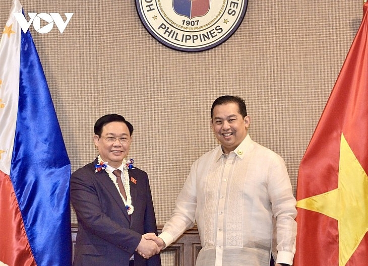 Спикер вьетнамского парламента Выонг Динь Хюэ провел переговоры со спикером Палаты представителей Филиппин
