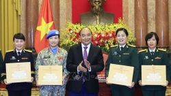 Президент Нгуен Суан Фук принял делегацию военнослужащих-женщин