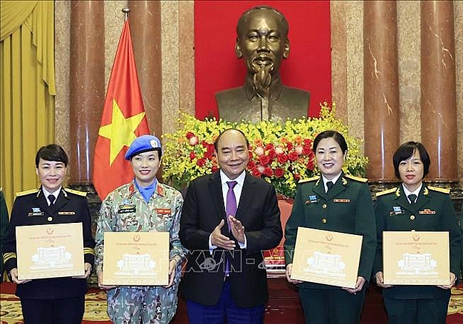 Президент Нгуен Суан Фук принял делегацию военнослужащих-женщин