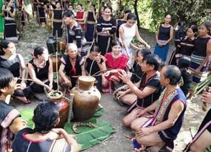Церемония выражения благодарности добрым духам у представителей народности бана
