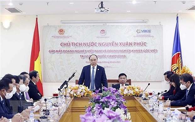 Президент Вьетнама Нгуен Суан Фук встретился с вьетнамскими предприятиями в Камбодже
