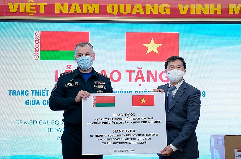 Беларусь передала Вьетнаму медоборудование для борьбы с COVID-19