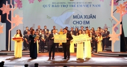 Государственный фонд социальной защиты детей Вьетнама получает 4,2 млн. долларов США для поддержки бедных детей