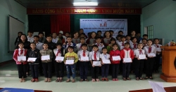Бедные ученики провинции Куангчи получили стипендии