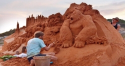 Парк скульптур из песка Forgotten Land доступен для туристов в городе Фантьет