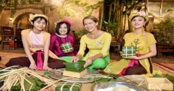 Иностранцы и традиционный новогодний пирог баньчынг Вьетнама