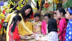 Вьетнамская поговорка «Первый день – Тэт у папиной семьи, второй день – у маминой, а третий – у учителя»