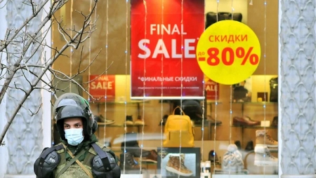 NielsenIQ: из-за COVID-19 в России экономит 70% населения