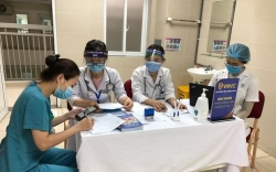 В разных районах Вьетнама продолжается первый этап вакцинации от COVID-19