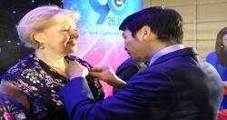 Супруга посла РФ в СРВ награждена медалью «За вклад в развитие молодого поколения Вьетнама»