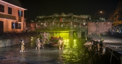 Публика приветствовала Хойан шоу, воссоздавшее древний торговый порт