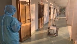 Город Хошимин использует роботы в изолированных помещениях для инфицированных коронавирусом