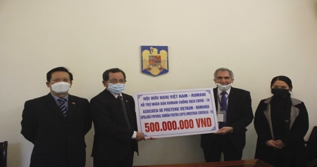 ОВРД  вручило посольству Италии 500 миллионов донгов для помощи румынскому народу в борьбе с эпидемией COVID-19