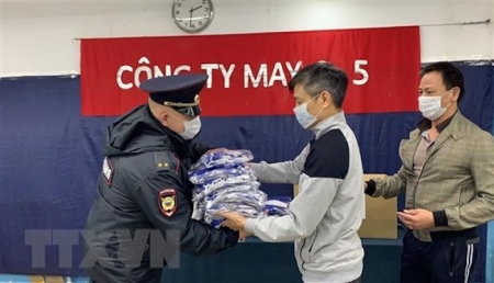 Продолжения акции по раздаче бесплатных масок вьетнамской диаспоре в России местным жителям