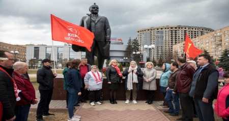 Коммунисты в день 151-летия Ленина возложили цветы к Мавзолею