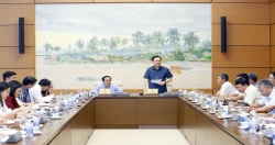 Председатель Нацсобрания Выонг Динь Хюэ провёл рабочую встречу с комитетом по национальной обороне и безопасности
