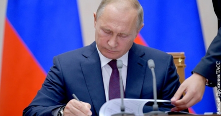 Путин подписал указ об ограничении работы россиян в посольствах и консульствах «недружественных стран»