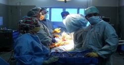 Американские врачи бесплатно заменили суставы для бедных пациентов в провинции Донгтхап