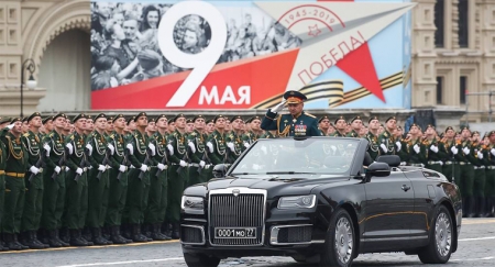 На Красной площади в Москве проходит парад Победы