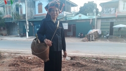 Корзина с ремешком – незаменимая вещь в повседневной жизни женщин народности Тхай на северо-западе Вьетнама