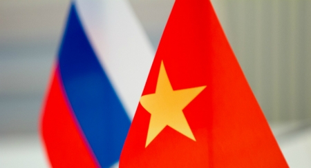 Руководители Вьетнама поздравили руководителей России с 75-й годовщиной Победы в ВОВ
