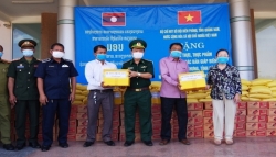 Пограничная служба провинции Куангнам передала в дар 4 тонны риса жителям Лаоса для борьбы с COVID-19