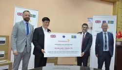 Британская компания «AstraZeneca» передала 400.000 медицинских масок Вьетнаму для борьбы с COVID-19