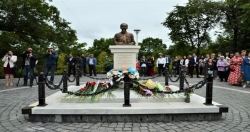 Памятники президенту Хо Ши Мину  в России