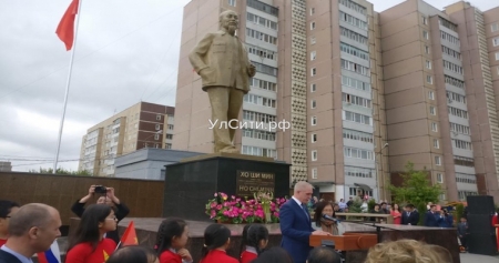 Памятник Хо Ши Мину открылся в Ульяновске (Россия)